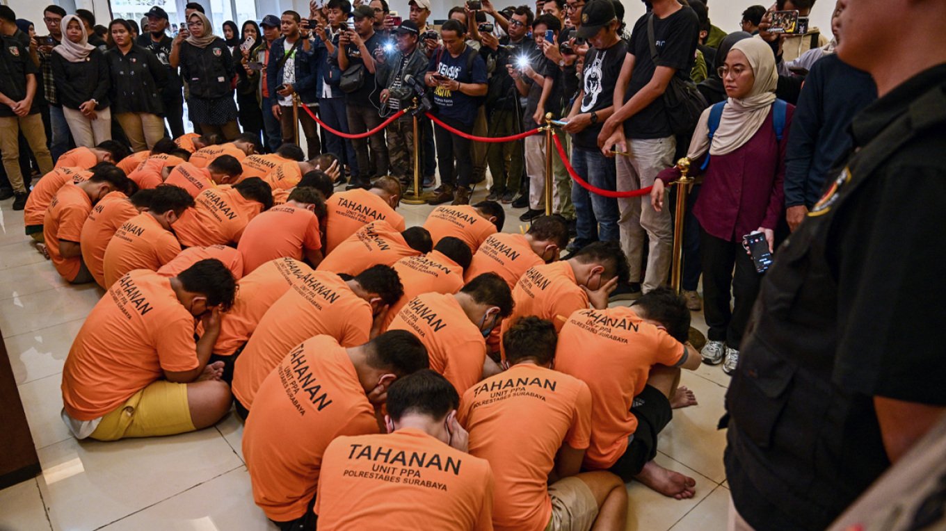 Homoseksualët arrestohen dhe turpërohen publikisht në Indonezi