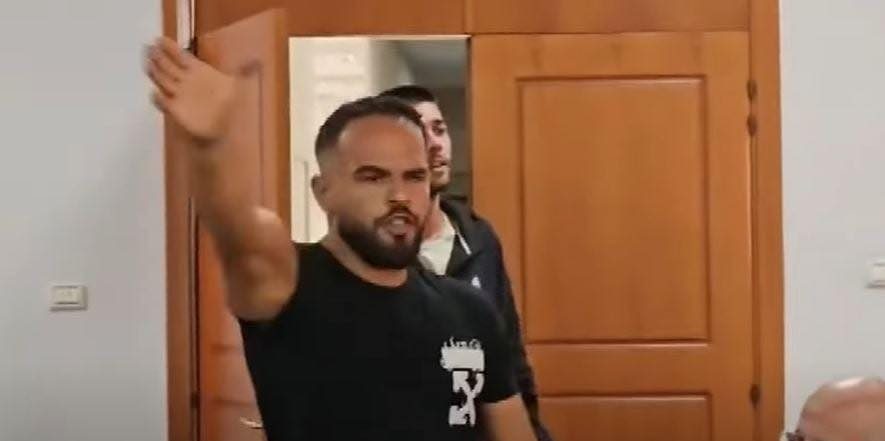 Hyri me forcë në Këshillin Bashkiak të Vlorës/ Merr zgjidhje problemi i tij, Danaj: Nismat e të rinjve…