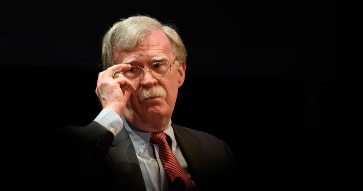 I dha gruas dhe vajzës informacion të klasifikuar, ish-këshilltari i Trump, John Bolton vihet nën akuzë