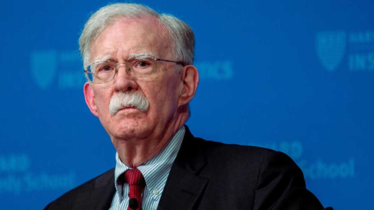 I dha gruas dhe vajzës informacion të klasifikuar, ngrihet akuzë federale për ish-këshilltarin e Trump, John Bolton