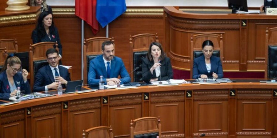 ‘I pështirë’, degradon shërbëtorja e Ramës, Koçiu fyen rëndë deputetët e opozitës kur i kërkuan dorëheqjen