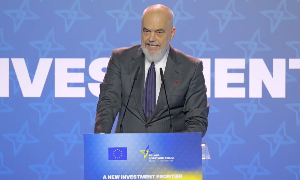 I prishet podiumi/ Rama përballet me një incident teksa flet për krizën: Sapo patë ilustrimin