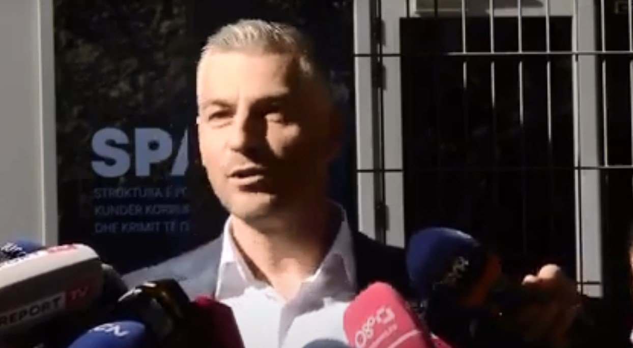 I shoqëruar nga prokurorët Braho dhe Xholi, mbërrin në Kuvend kreu i SPAK