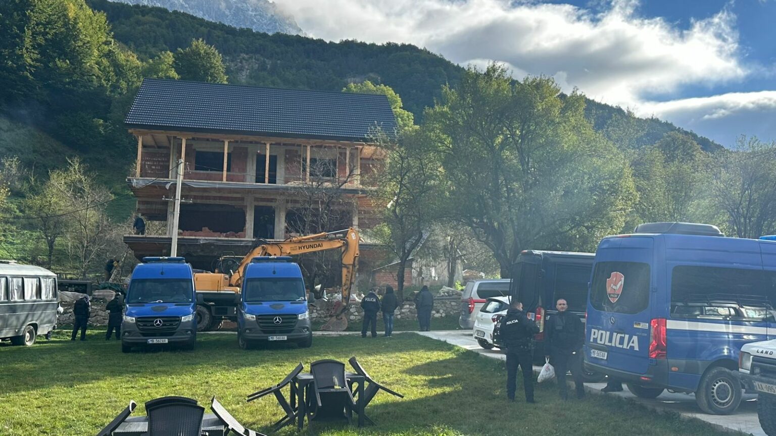 IKMT rikthehet në Theth, në listë për t’u shembur 8 objekte pa leje