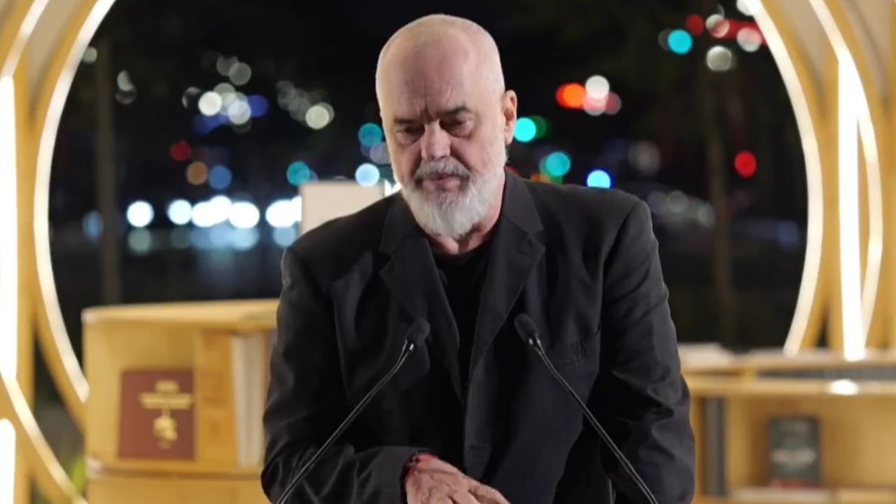 Inaugurohet “Tirana Moons” në Sheshin Nënë Tereza, Rama: Sa herë mblidhen arkitektët, Shqipëria luan ndeshje