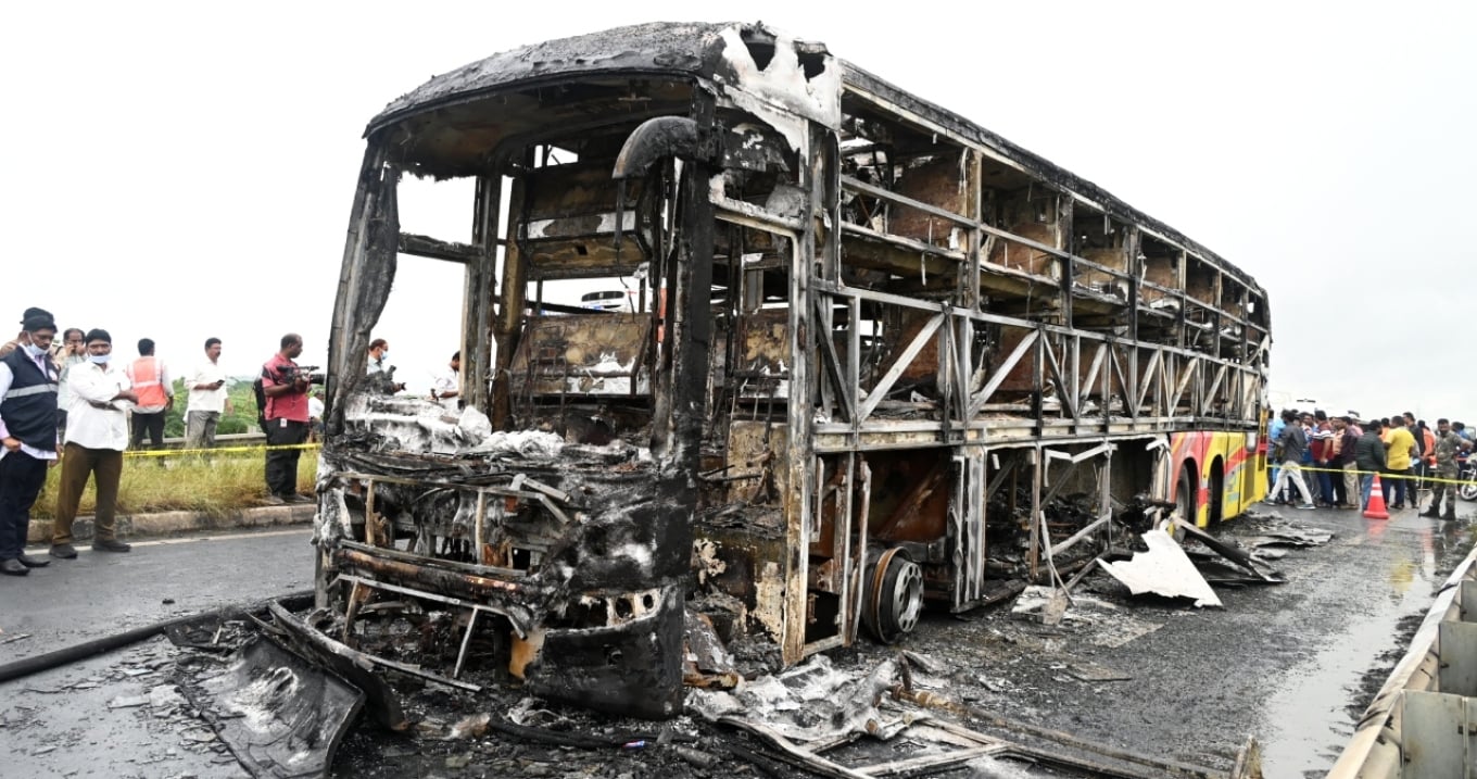 Indi/ Autobusi përfshihet nga flakët pas aksidentit, dhjetëra pasagjerë digjen të gjallë