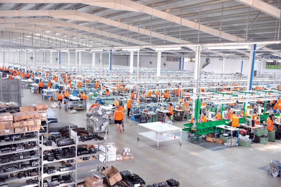 Industria zhytet më shumë në krizë/ Punësimi në fason ra me një të pestën