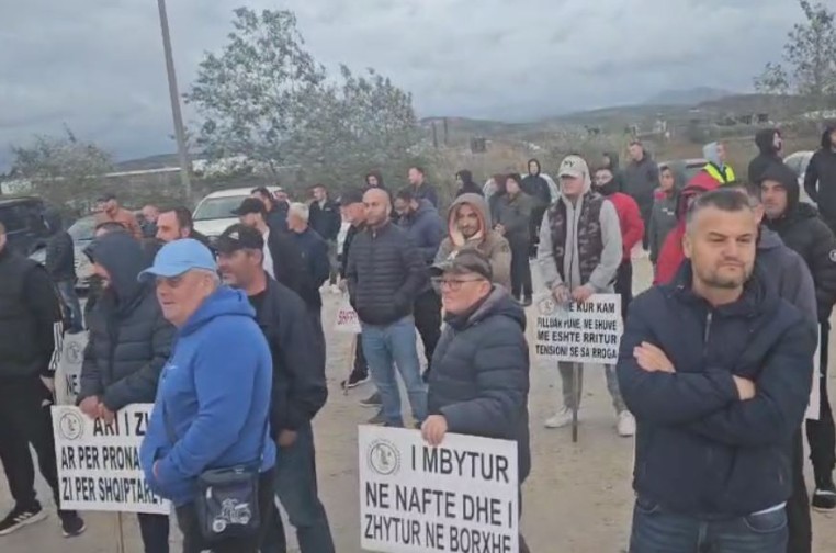 “Inxhinierë, por të mjerë”, dita e 10 e grevës së naftëtarëve në Marinzë: Jemi gati të rrezikojmë edhe jetën