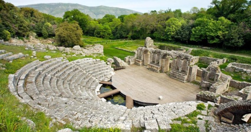 Ish-drejtuesi i AADF zbulon prapaskenat e projekteve në Butrint dhe lidhjet me qeverinë