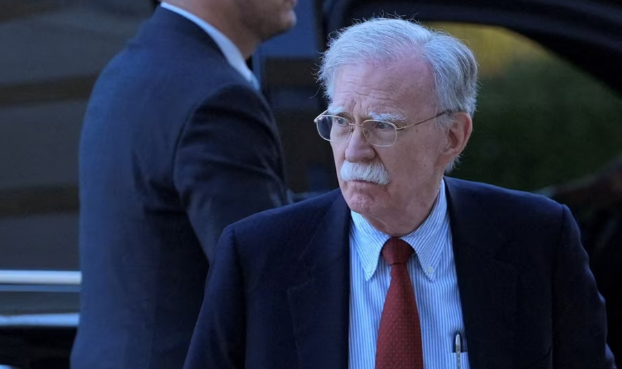 Ish-këshilltari i Trumpit dorëzohet pas akuzës për keqmenaxhim të dokumenteve të klasifikuara