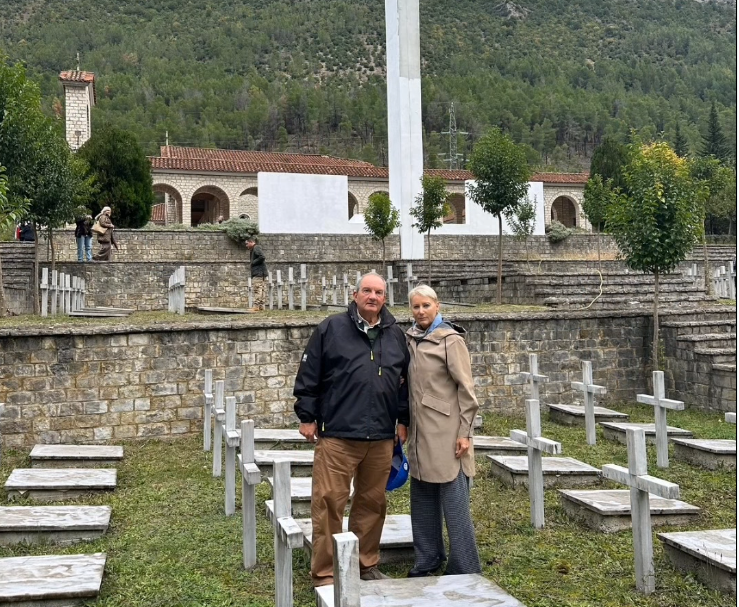 Ish-kryeministri grek Karamalis në Këlcyrë, homazh te varrezat greke: Aty ku mijëra ushtarë grekë dhanë jetën për një besim, për një ide, për një komb