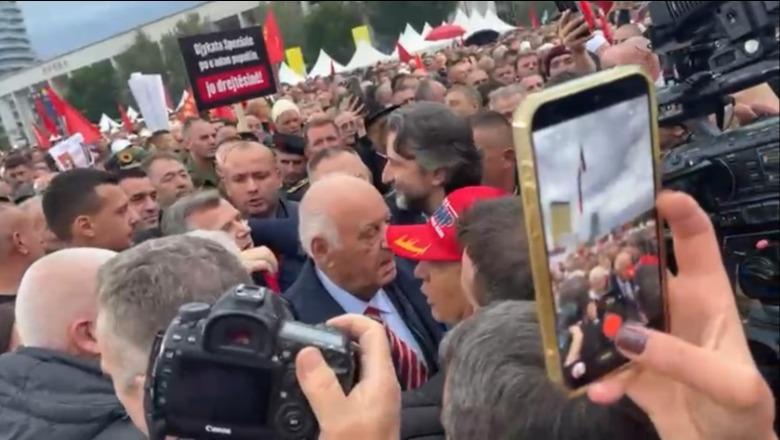 Ish-presidenti Alfred Moisiu mbërrin në shesh/ Protesta madhështore pro ish-krerëve të UÇK-së