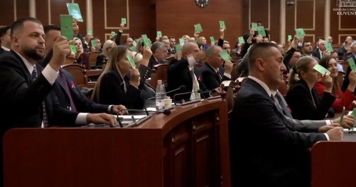 Ishin parashikuar 10 orë diskutime/ Mazhoranca voton 4 rezolutat e rendit të ditës, mbyllet seanca