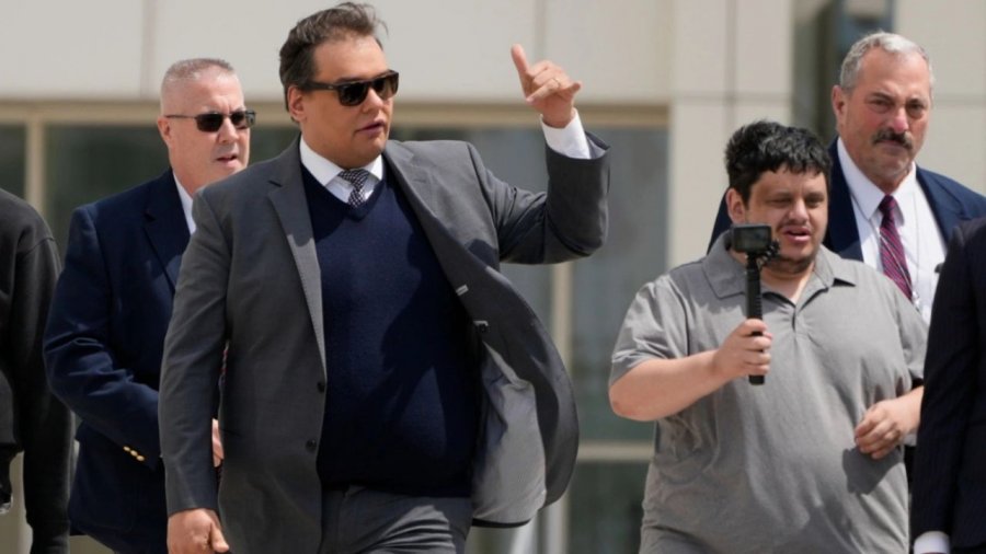 Ishte dënuar me 7 vite burg për korrupsion dhe falsifikim identiteti, Trump amniston ish-kongresmenin republikan