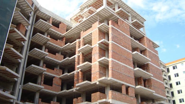 Ishte duke punuar, 59-vjeçari bie nga lartësia e një pallati në kryeqytet