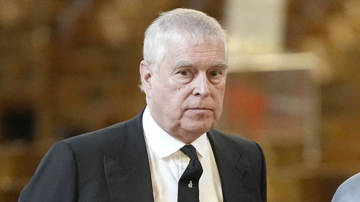 Iu hoqën titujt mbretëror, Mbreti Charles akordon një shumë për shpërnguljen e princit nga rezidenca mbretërore dhe një pension vjetor