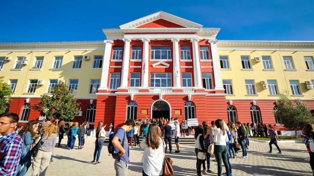 Ja mashtrimi i madh i Edi Ramës me “arsimin digjital”, shkollat shqiptare janë pa internet, pa laboratorë…