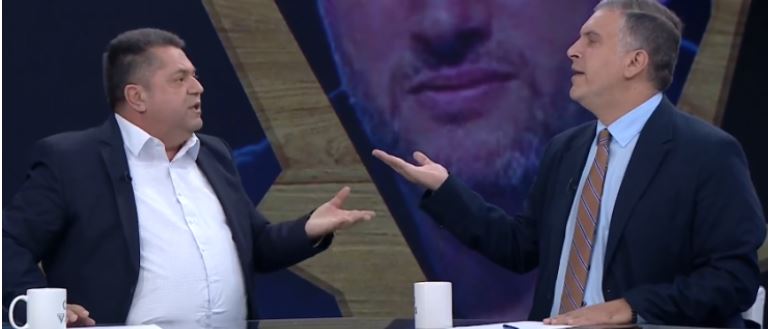 “Je tapë”, plas sherri në studio, gazetari ‘kapet’ keq me Blushin: Ti pije me Ilir Metën dhe më pas e fute në burg