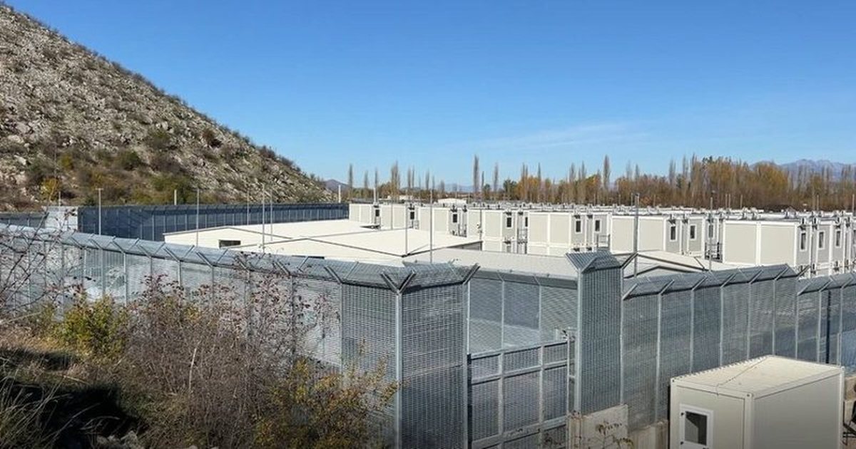 “Jemi si të dënuar këtu”/ Vizitë e papritur në Gjadër, deputetët italianë ngrejnë alarmin: Pamje dramatike, ç’po ndodh në kamp