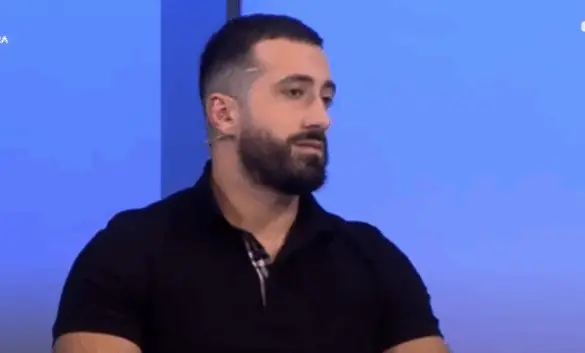 Jozi Marku nderon vëllain e ndjerë të Gjestit me një gjest prekës