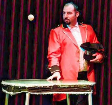 Julian Kazazi: Artistët në Shqipëri të pambrojtur, institucionet shpesh përdorin largimin nga puna si mjet presioni