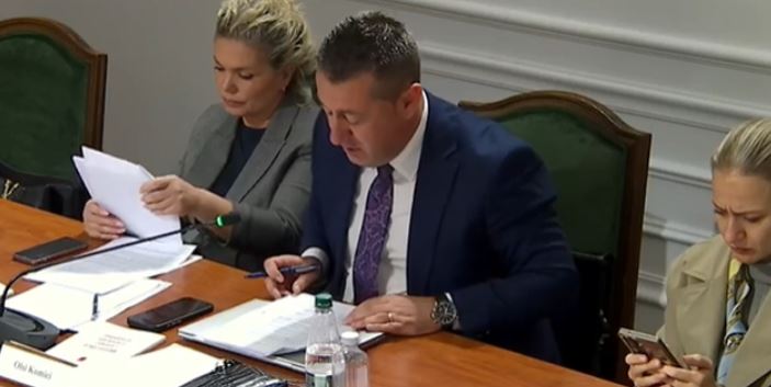 “Ka prokurorë që flenë mbi qindra dosje”, Komici shpërthen në Komisionin e Ligjeve: Drejtësia s’mund të ecë kështu