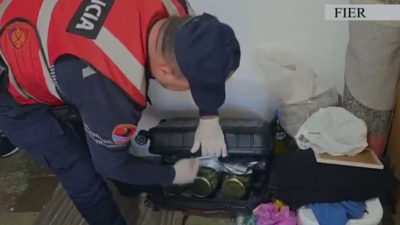 Kanabisi gati për shitje dhe i futur në valixhe, arrestohet 31-vjeçari në Fier