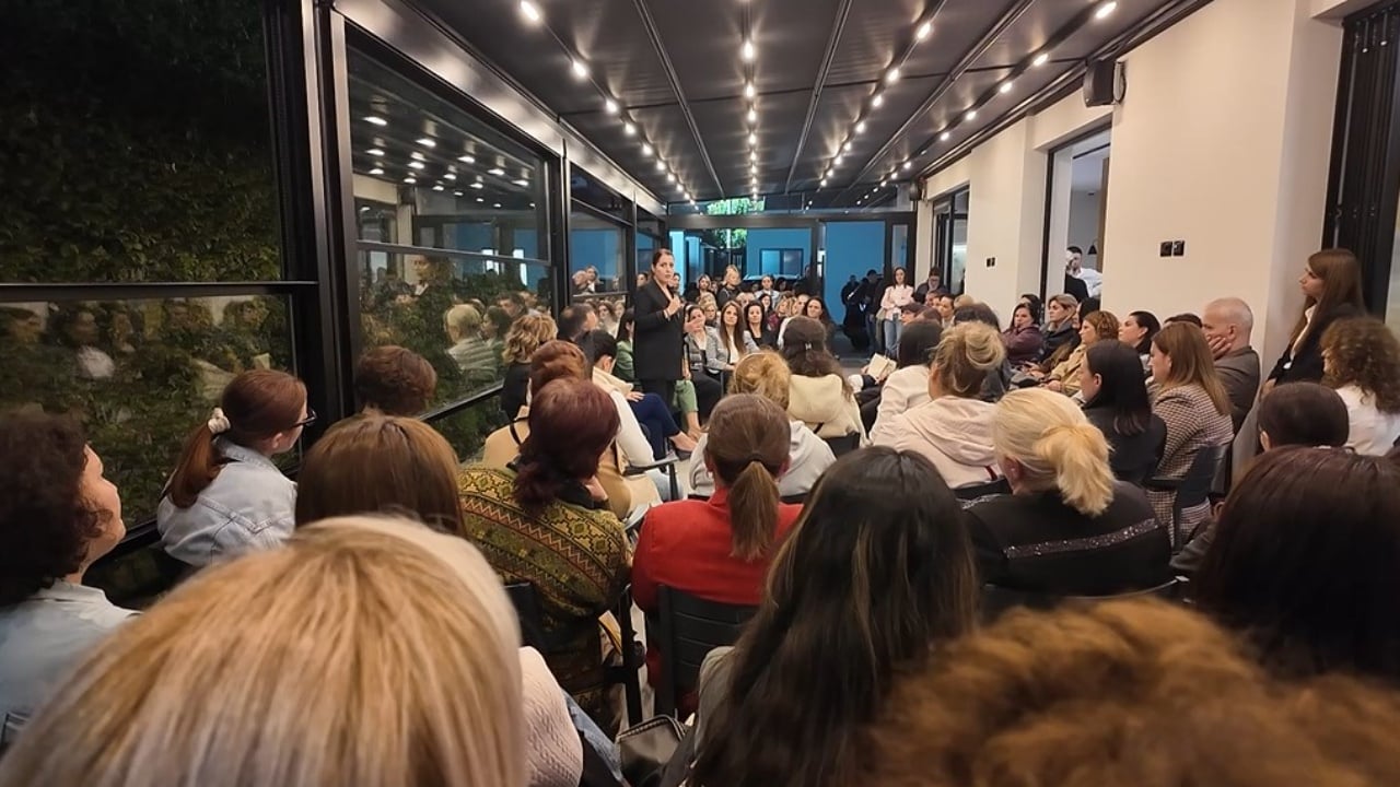 Kandidatja e PS për Tiranën takim me mësuesit, Manastirliu: Forcojmë bashkëpunimin për zhvillimin e komunitetit