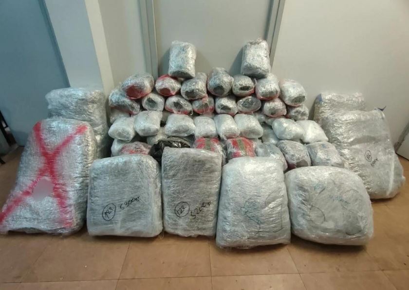 Kapen 193 kg drogë në kufirin shqiptaro-grek, shoferi braktis makinën gjatë ndjekjes