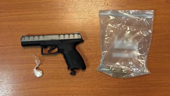 Kapet me pistoletë dhe kokainë në makinë, arrestohet shqiptari në Selanik