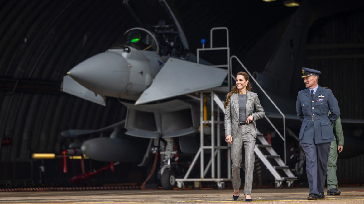 Kate Middleton vizitë në bazën ushtarake, shfaqet me taka të larta në një avion luftarak