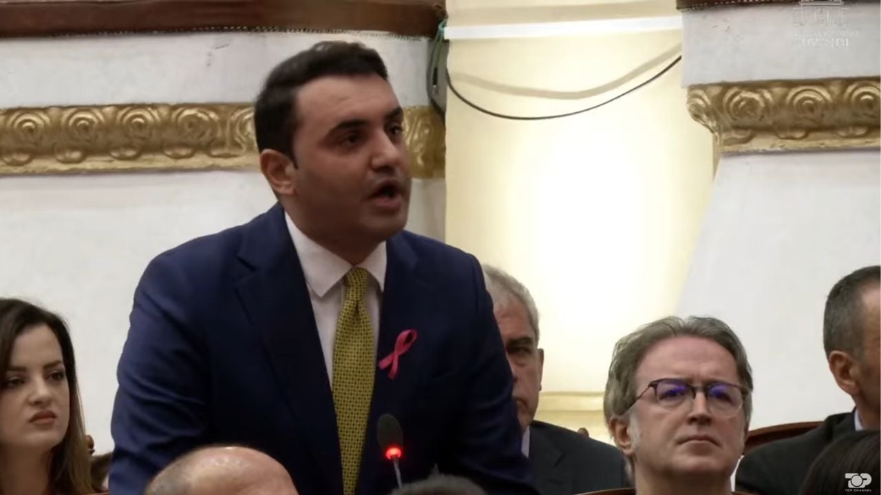 Këlliçi i drejtohet ministres Koçiu: Shkarkuat zv.ministrin se piu duhan, nuk mbani përgjegjësi për vrasjen e gjyqtarit