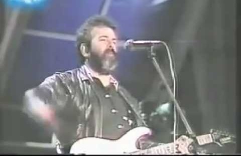 Kënga e paharruar e Agron Berishës: Sonte në natë të errët të kujtoj (teksti dhe kënga)