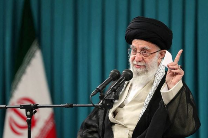 Khamenei refuzon ofertën e Donald Trump për bisedime