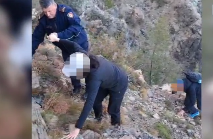 Kishin humbur rrugën në Shebenik, policia ju vjen në ndihmë turistëve zviceranë