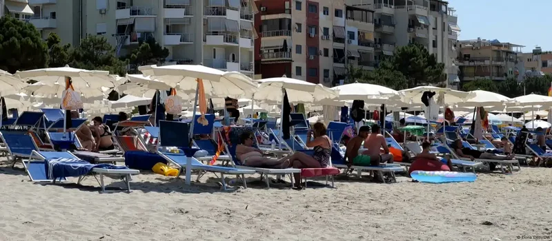 “Kishte zhurma” – Turistët polakë çojnë në gjykatë hotelin shqiptar, kërkojnë dëmshpërblim për pushime stresuese