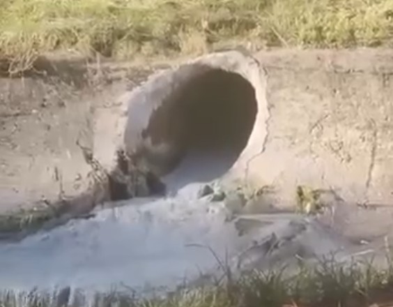 Kjo është Tirana jonë, ujë me çimento derdhet në Lanë para syve të Policisë