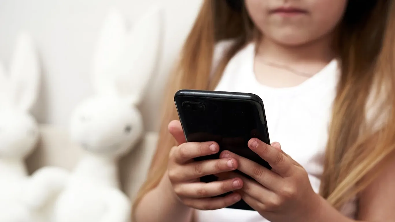 Koha e tepërt para ekranit mund të ndikojë në performancën e hershme të fëmijëve në shkollë