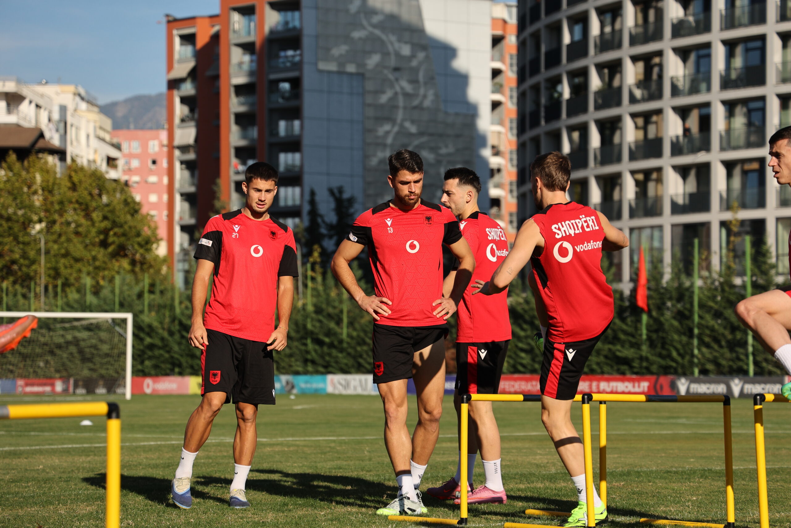 Kombëtarja kthehet në stërvitje pas fitores ndaj Serbisë, nisin përgatitjet për sfidën ndaj Jordanisë në “Air Albania”