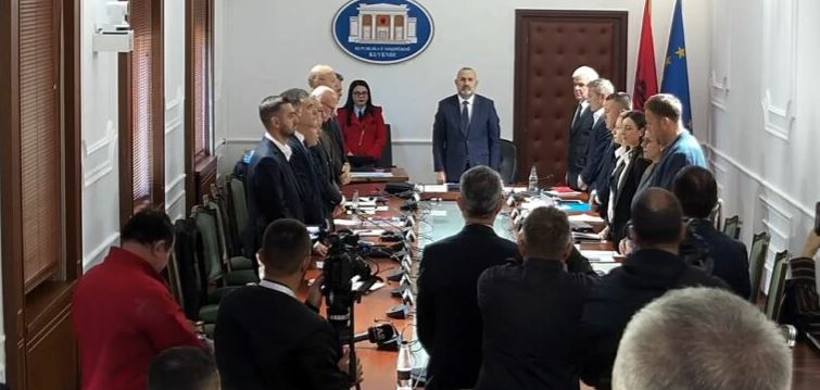 Komisionet parlamentare nisin me një minutë heshtje/ Vrasja e gjyqtarit Astrit Kalaja: Akt barbar, ndëshkim shembullor