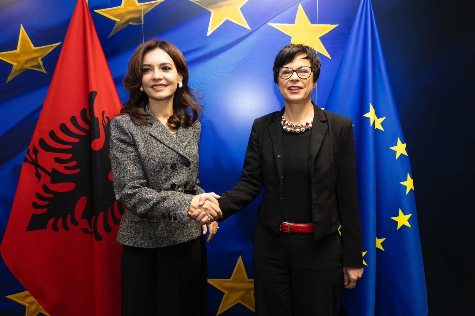 Komisonerja Marta Kos pret Spiropalin përpara “Murit të Zgjerimit”: Shqipëria një rast suksesi