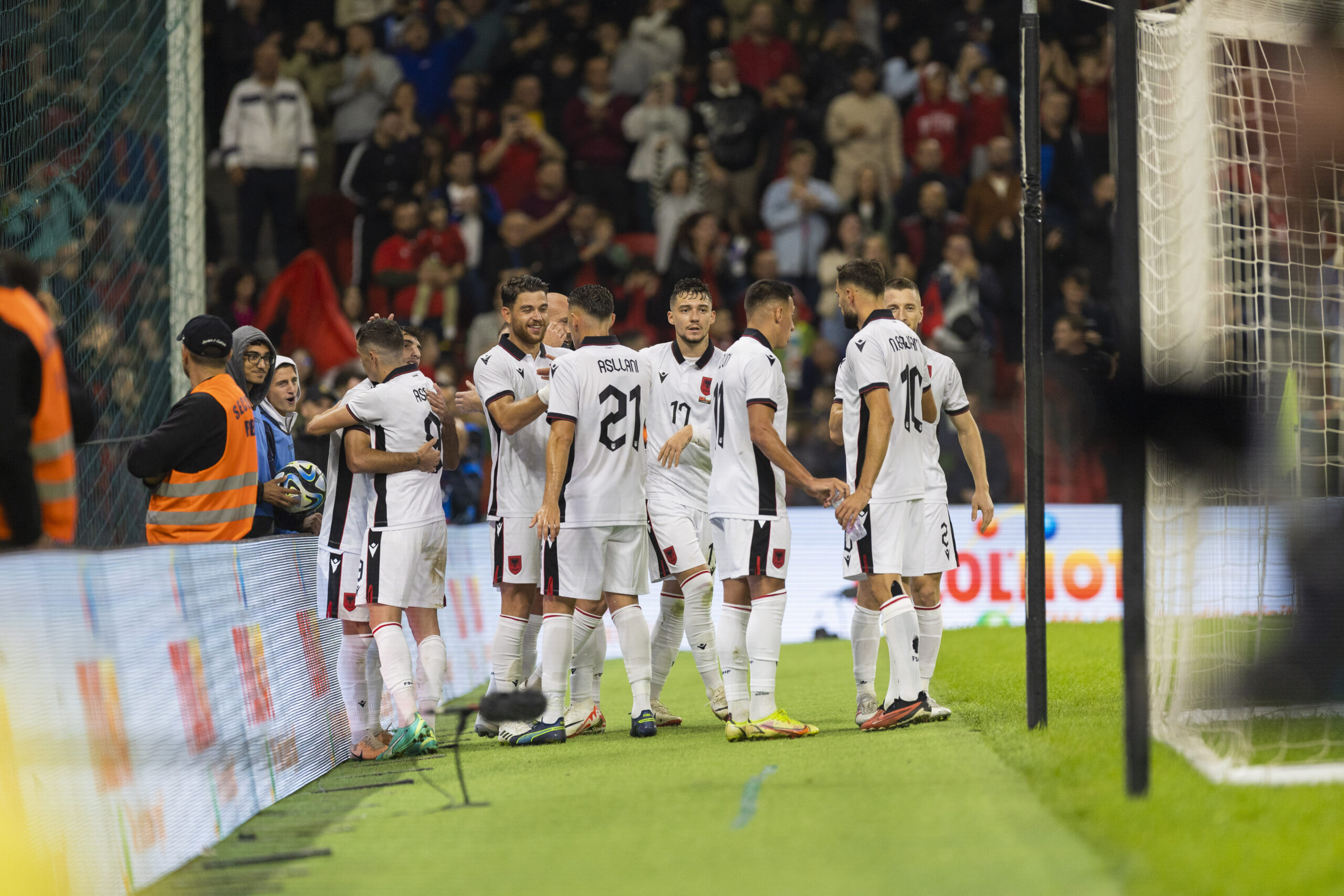 Kompanitë e basteve parashikojnë humbjen e sigurt të Shqipërisë në Leskovac, Serbia quhet në nivel tjetër
