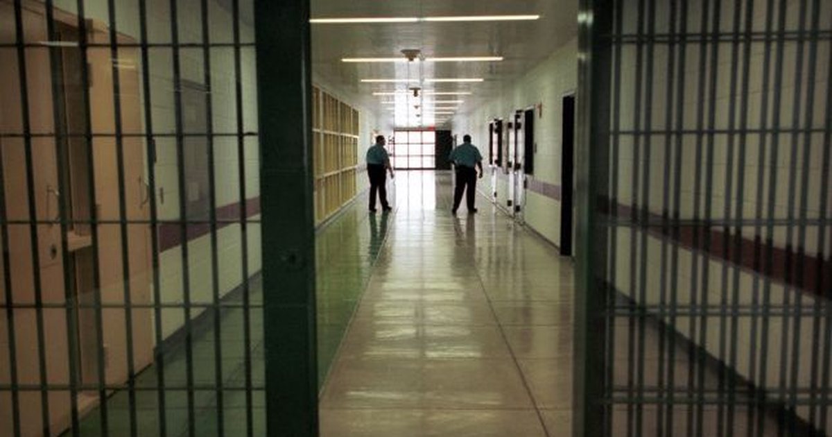 Kontroll ‘blic’ në Burgun e Durrësit, gjenden 5 ‘iphone’ të fshehur në dushe, ja kujt i përkasin