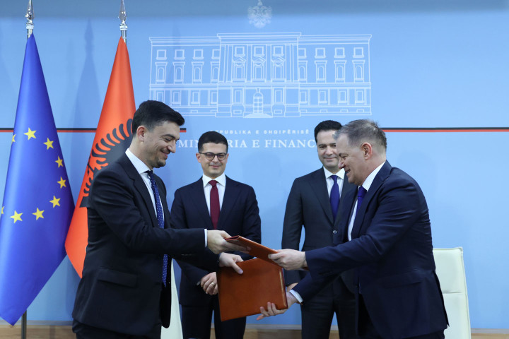 Kontroll të rreptë të mallrave ushtarake, nënshkruhet marrëveshja mes Doganes dhe AKSHE