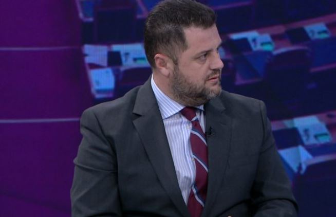 “Korrupsion 30 mijë euro në kompani me fitim 140 euro?” Avokati “zbërthen” shkeljet e Begajt sipas opozitës