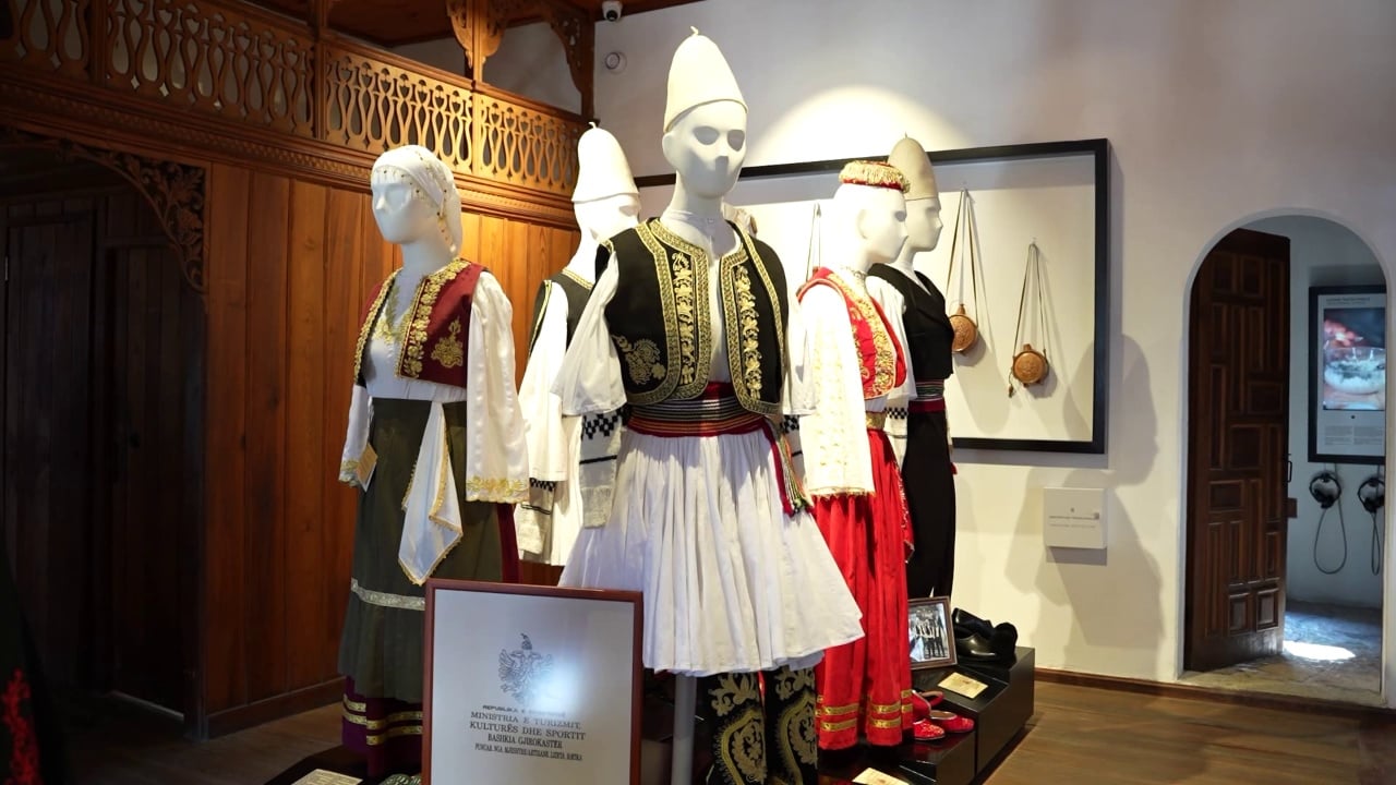 Kostumet popullore të Gjirokastrës/ Në funksion të turizmit, veshjet e zonës bëhen pjesë e Muzeut Etnografik