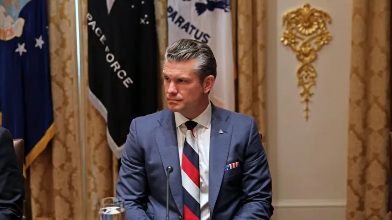 “Kremlini feston, amerikanët ngrenë vetullat”/ Sekretari i Mbrojtjes vendos kravatën me ngjyrat e flamurit rus gjatë takimit me Zelenskyn