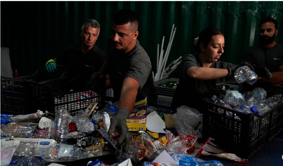 Kriza e mbeturinave në Athinë: Greqia ende ‘varros’ 79% të mbeturinave, pavarësisht miliardave në infrastrukturë riciklimi