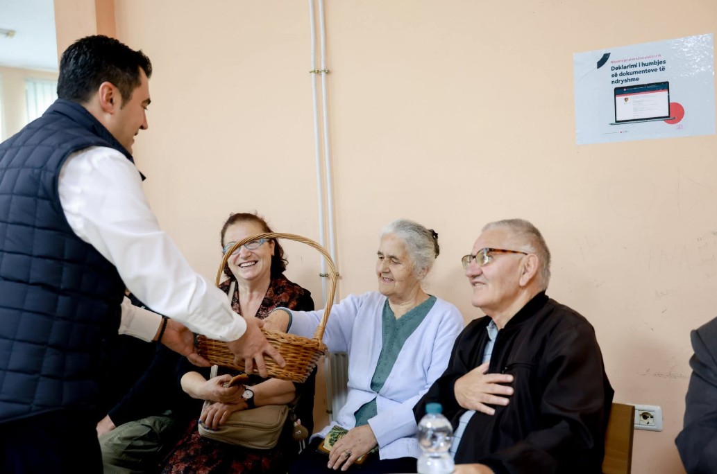 Kryebashkiaku Llatja prezanton nisma të reja për angazhimin e të moshuarve në Elbasan