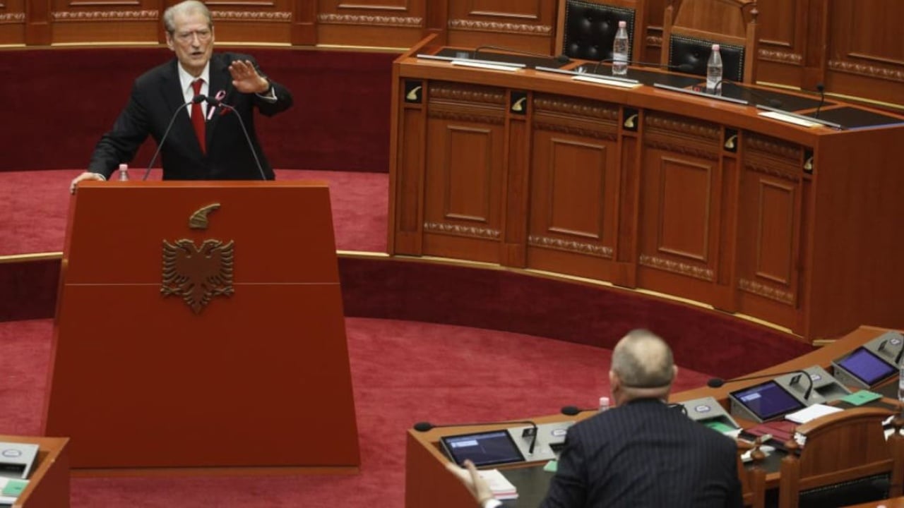 “Ku e ke çantën lujvuton”/ Berisha shkrin gazit deputetët socialistë, Manja heq xhaketën: Të sfidoj Sali, copa jote kushton 2 mijë euro pa hak pune